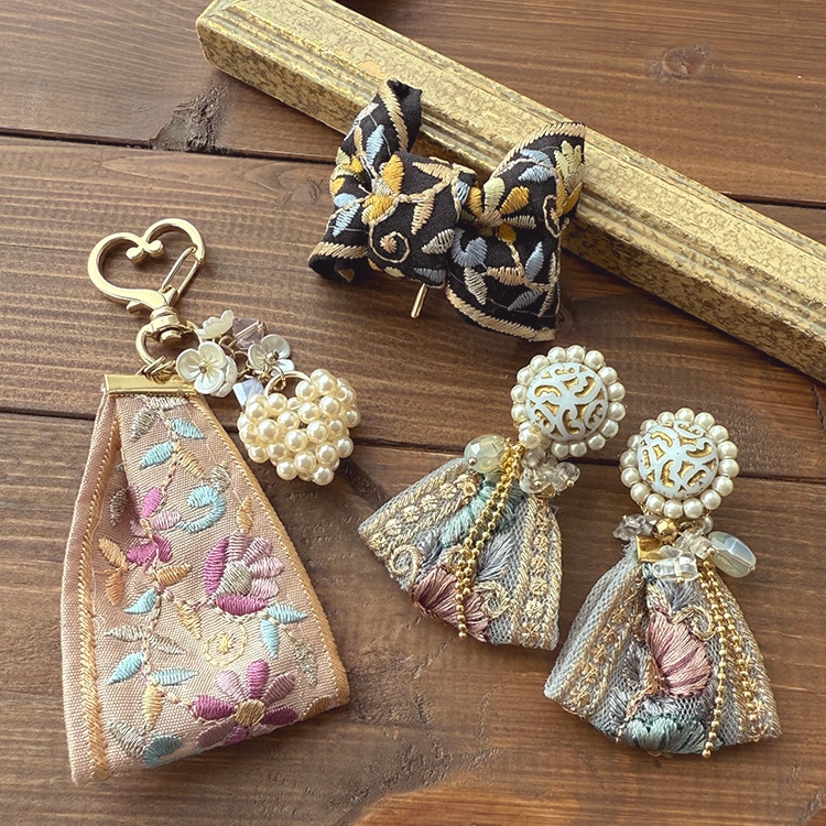 インド刺繍リボン 小花柄 / BU | ビーズ・パーツなどのハンドメイド
