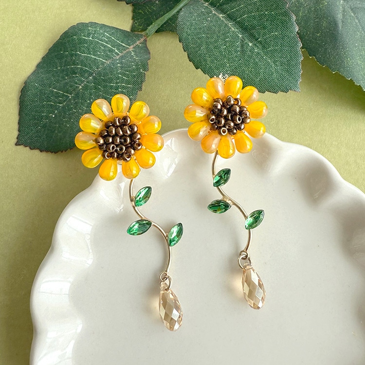 向日葵ピアス | ビーズ・パーツなどのハンドメイドパーツおよびハイ