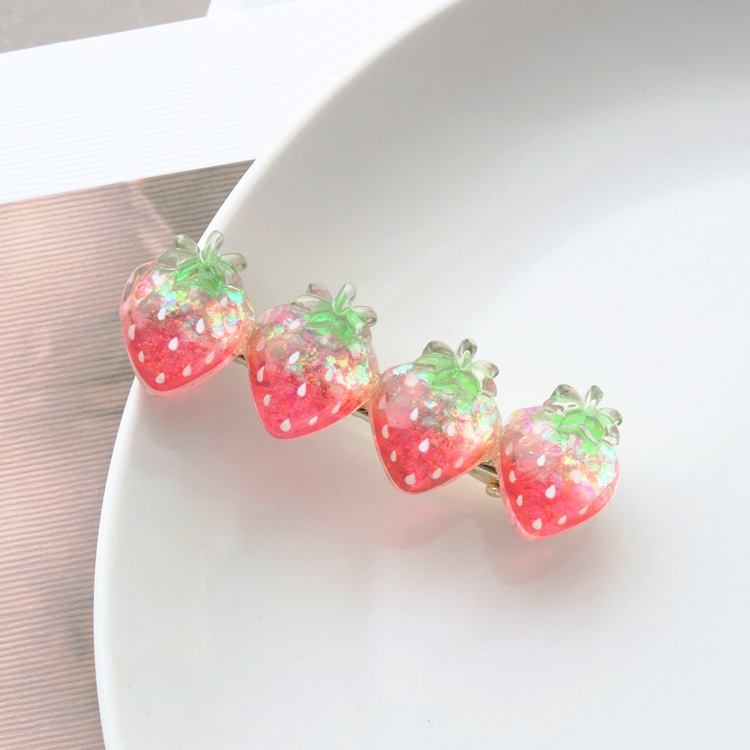 C-427) ぷっくりいちごクリップ | ビーズ・パーツなどのハンドメイド