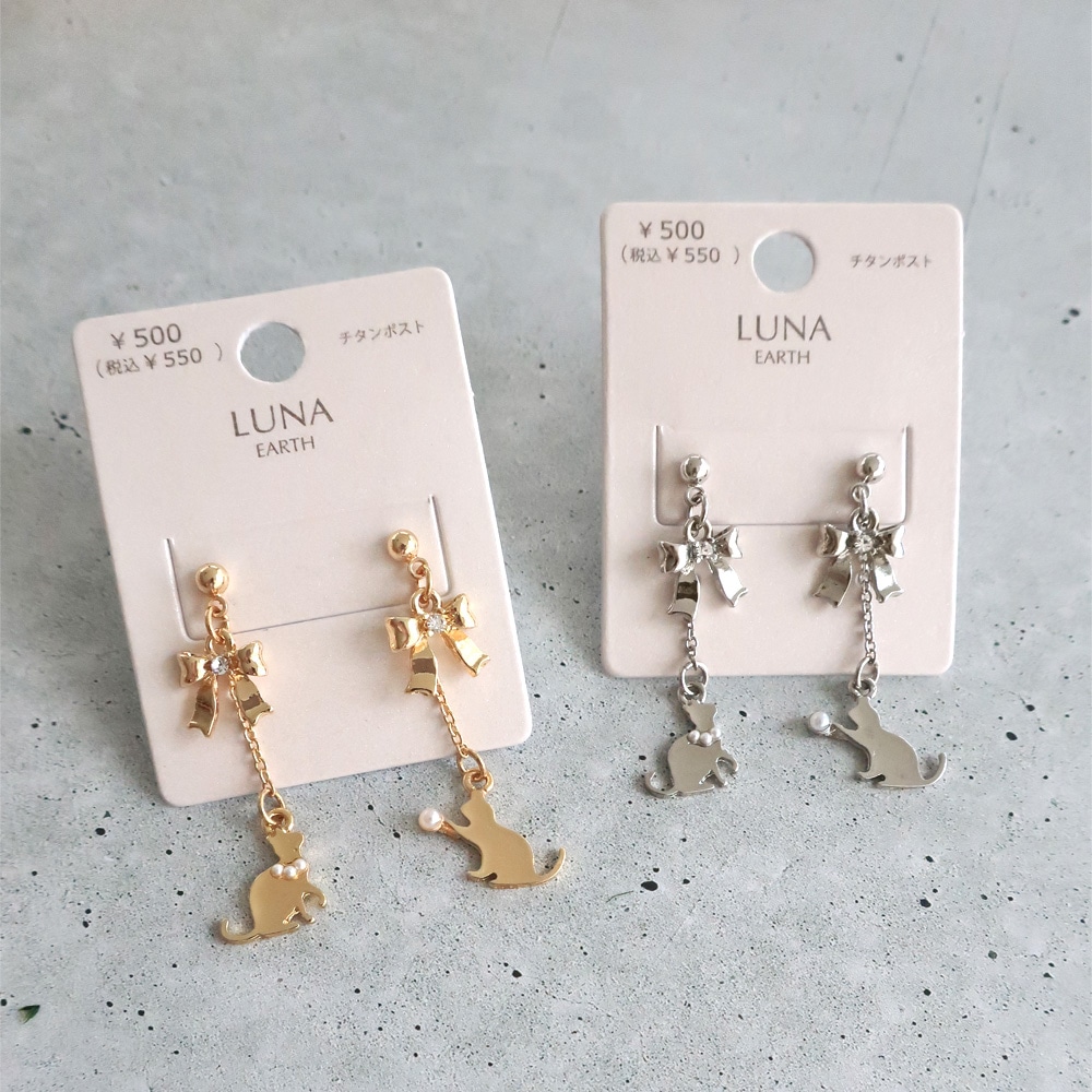 P-979) ネコ×リボンチタンピアス | ビーズ・パーツなどのハンドメイド