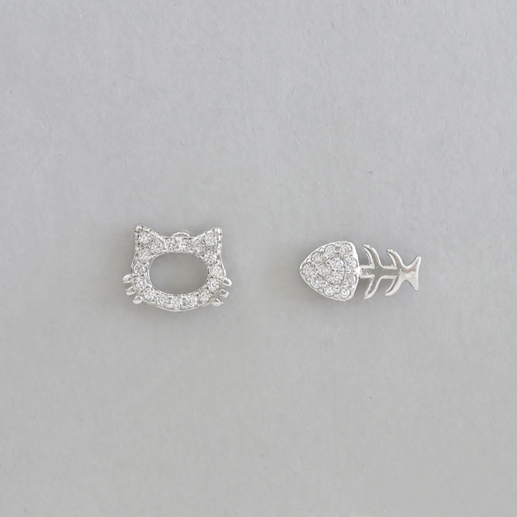 P-1200) ネコ×魚チタンピアス / キュービックジルコニア | ビーズ