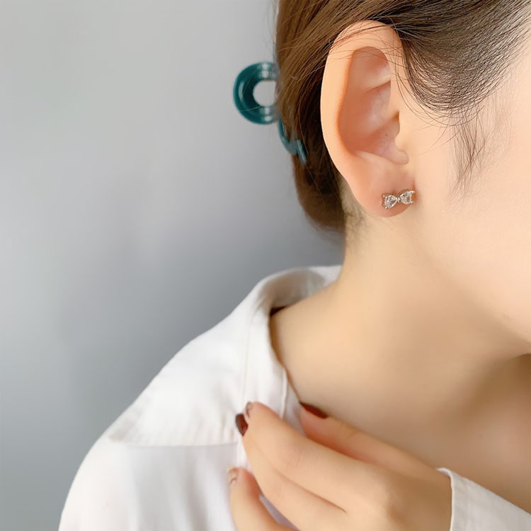 P-1017) リボンチタンピアス / キュービックジルコニア | ビーズ 