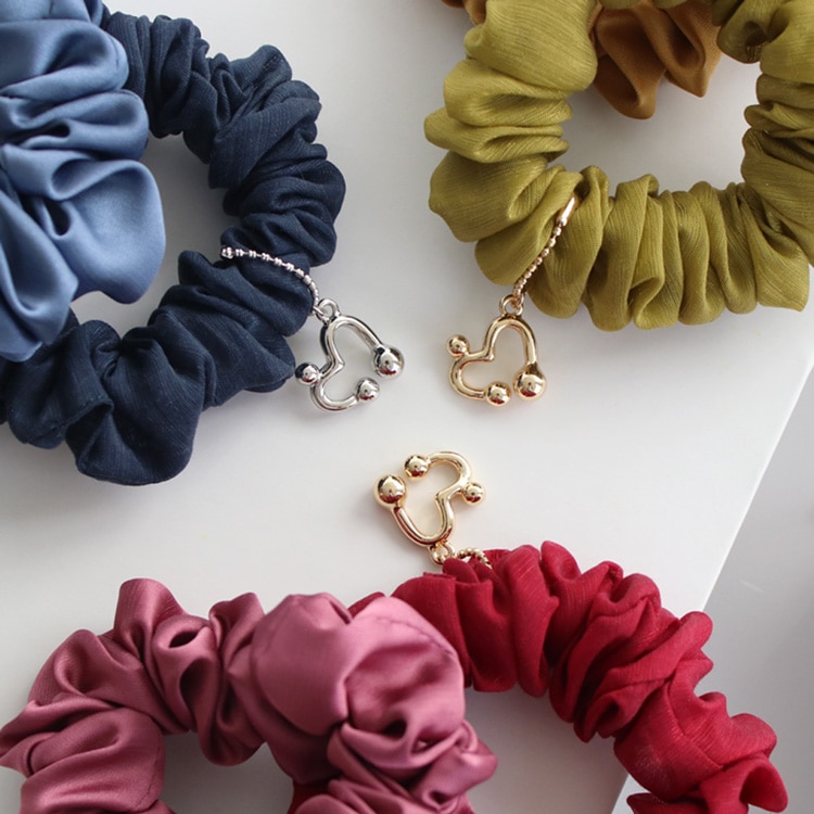 S-680) ハートチャーム付シュシュ | ビーズ・パーツなどのハンドメイド