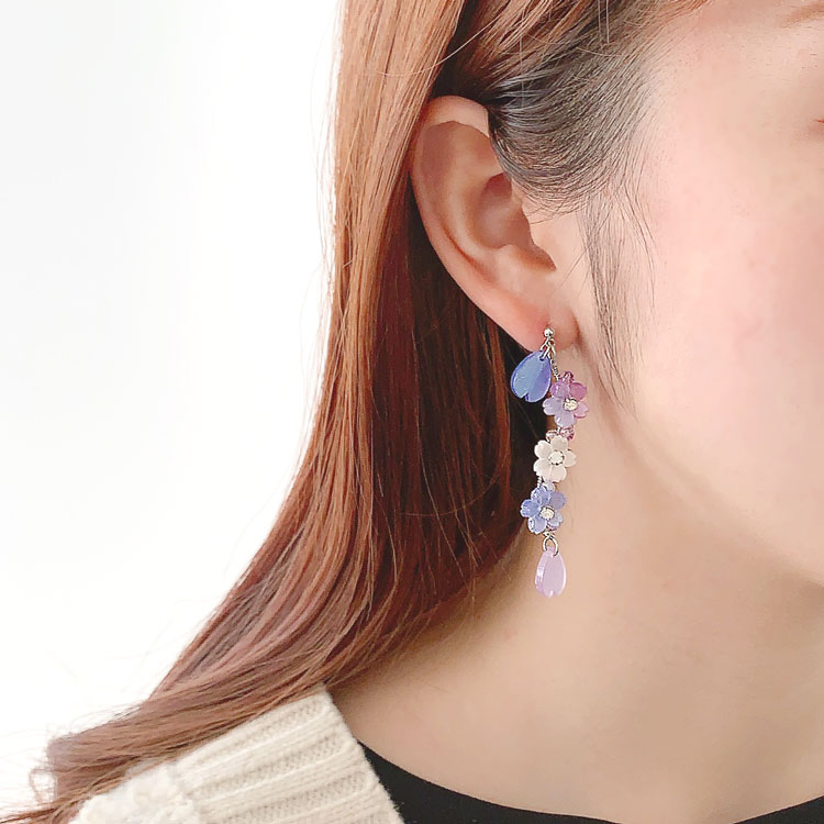 アクリルフラワーの夜桜ピアス | ビーズ・パーツなどのハンドメイド